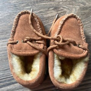 Cloud Nine Brand new size 8/9 cozy slipper shoes
